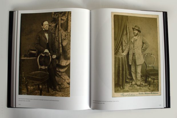 Aufschlagseite in "Die Fotografin": der Kaufmann Carl Friedrich Wilhelm Lücke und der Schriftsteller Friedrich Gerstäcker. Foto: Ralf Julke