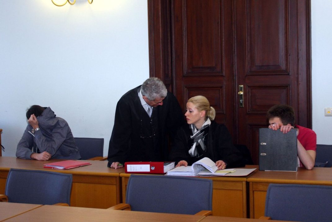 Anklagebank vlnr. Angeklagter David E., Rechtsanwalt Bonell, Rechtsanwältin Riember, Angeklagter Chris P. Foto: Alexander Böhm