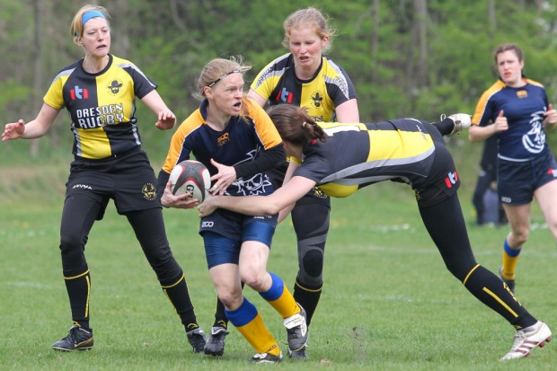 Auch bei den Rugby-Frauen geht es herzhaft zur Sache. Foto: Jan Kaefer