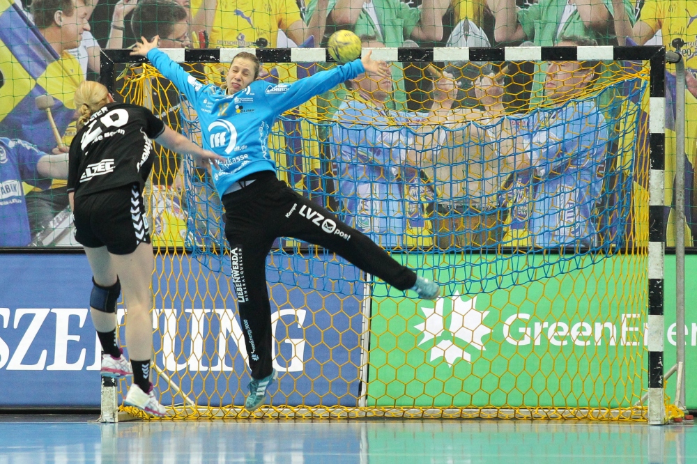 Mit Paraden wie dieser überzeugte Katja Schülke die Leser der Fachzeitschrift "Handballwoche". Foto: Jan Kaefer