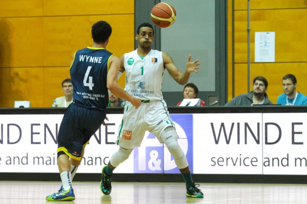 Chris Flores (Uni Riesen) kämpft mit Preston Wynne (erzielte 23 Punkte für Weder Ems) um den Ball. Foto: Jan Kaefer