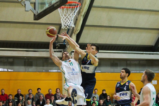 Uni-Riesen-Kapitän Jorge Schmidt im Luftduell mit Arthur Zaletskiy. Foto: Jan Kaefer