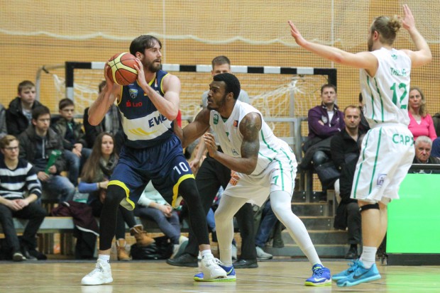 Mit 18 Punkten war Khalil Kelley (mi.) Topscorer der Uni-Riesen. Foto: Jan Kaefer