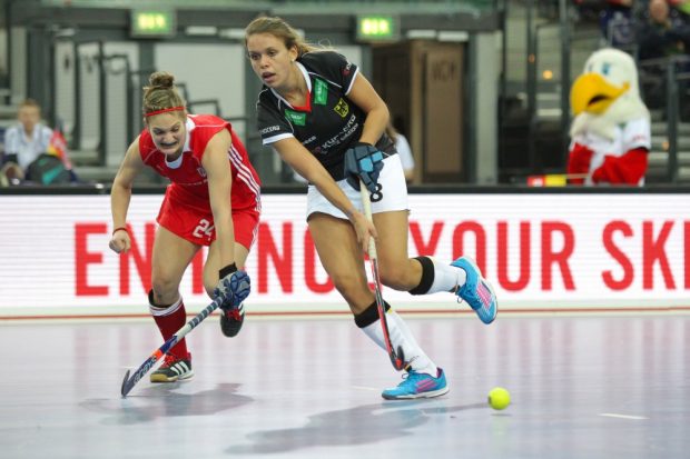 Anne Schröder (#8, D) gegen Jocelyn Mitchell (#24, CAN). Foto: Jan Kaefer