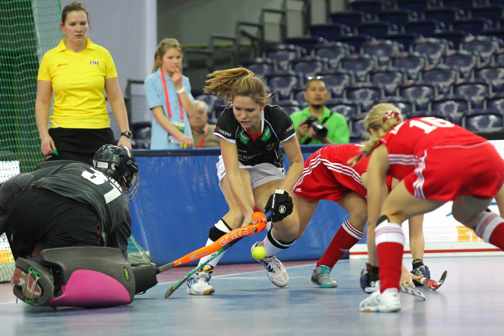 Charlotte van Bodegom (#24, D) sorgt für Torgefahr vor dem Kasten von Kathryn Williams (#31, CAN). Foto: Jan Kaefer