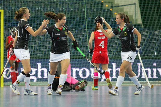 Torjubel nach dem 4:0 durch Luisa Steindor (#6, D, mitte). Franzisca Hauke (#21, D) und Celine Wilde (#26, D) freuen sich mit. Foto: Jan Kaefer