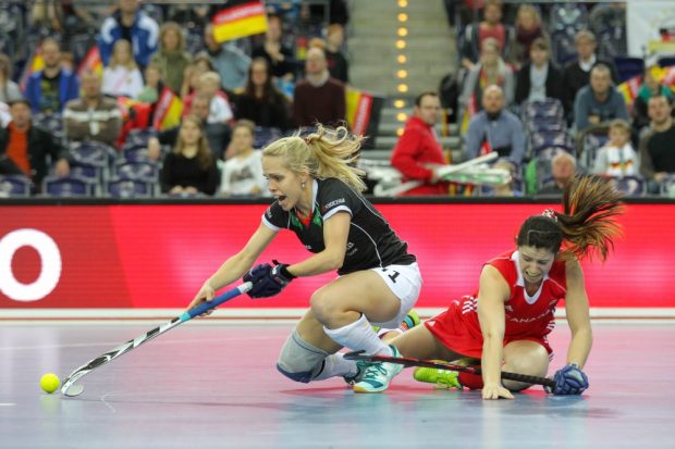 Lydia Haase (#31, D) und Kaelan Watson (#4, CAN) gehen im Zweikampf zu Boden. Foto: Jan Kaefer