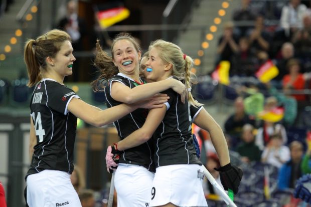 Charlotte van Bodegom (#24, D) und Celine Wilde (#26, D, mitte) gratulieren Torschützing Kristina Hillmann (#9, D), die gerade das 3:0 erzielt hat. Foto: Jan Kaefer
