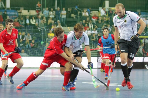 Alession Ress (#7, D) und Thilo Stralkowski (#26, D) holen mit vereinten Kräften den Ball zurück. Foto: Jan Kaefer