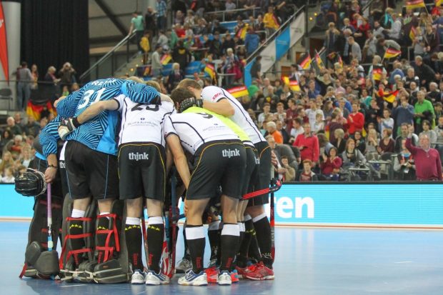 Mannschaftskreis nach erfolgreichem Halbfinal-Einzug der deutschen Männer. Foto: Jan Kaefer