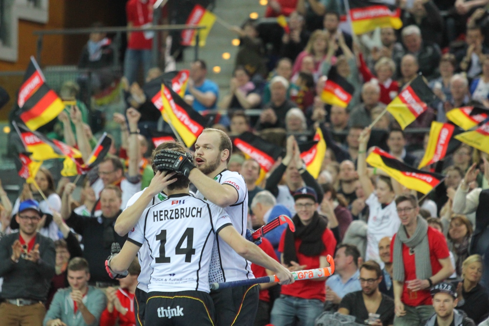 Thilo Stralkowski (#26, D) gratuliert Timm Herzbruch (#14, D) zu seinem Treffer zum 9:2. Foto: Jan Kaefer