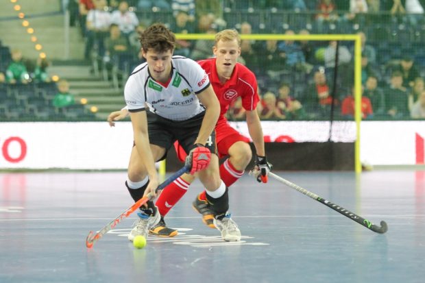 Timm Herzbruch (#14, D) schirmt den Ball ab. Foto: Jan Kaefer