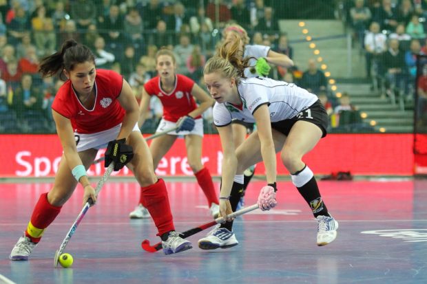 Franzisca Hauke (#21, D) beobachtet  Kristine Vukovich (#19, AUT). Foto: Jan Kaefer