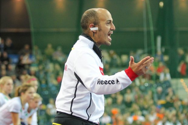 Der deutsche Trainer Jamilon Mülders stand bis zum Schluss unter Spannung. Foto: Jan Kaefer