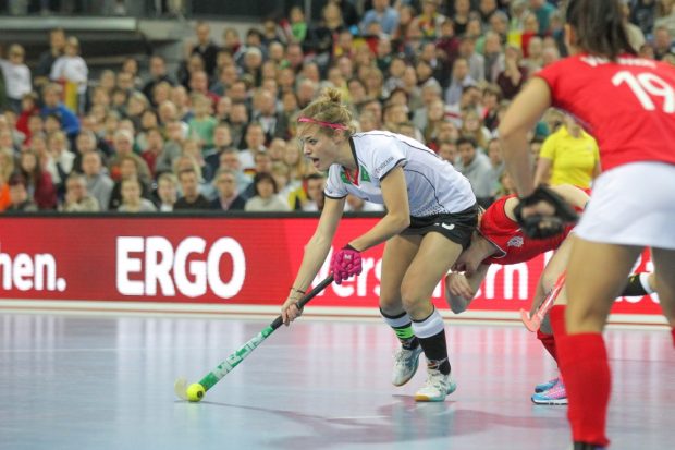 Kapitänin Katharina Otte (#13, D) lässt sich nicht aufhalten. Foto: Jan Kaefer