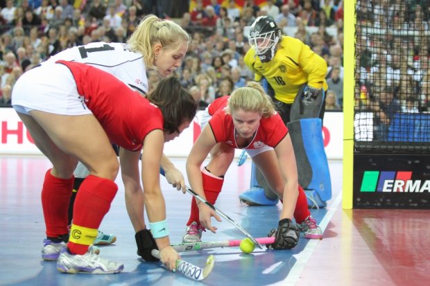 Lydia Haase (#31, D)  wird der Zugang zum österreichischen Tor versperrt. Foto: Jan Kaefer