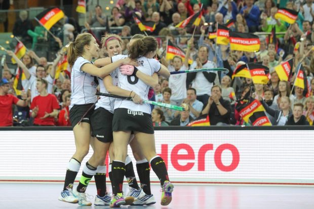 Jedes Tor wurde sowohl von den Spielerinnen als auch von den Fans frenetisch gefeiert. Foto: Jan Kaefer