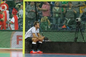 Moritz Fürste (#21, D) kann die Niederlage nicht fassen und sitzt nach Spielende einsam und niedergeschlagen im Tor. Foto: Jan Kaefer
