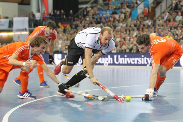 Thilo Stralkowksi (#26, D) findet die Lücke zwischen zwei Niederländern. Foto: Jan Kaefer