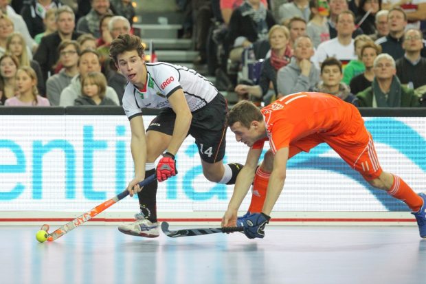 Timm Herzbruch (#14, D) zieht an Nicki Leijs (#11, NED) vorbei. Foto: Jan Kaefer