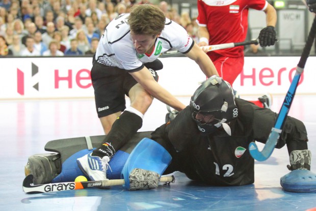 Übersteiger mal anders: Oliver Korn (#18, D) versucht, Keeper Alireza Chazanisharahi (#12, Iran) den Ball zu stibitzen. Foto: Jan Kaefer