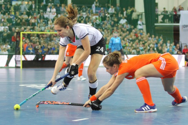 Charlotte van Bodegom (24, D) trifft im Vorwärtsgang auf Widerstand. Foto: Jan Kaefer