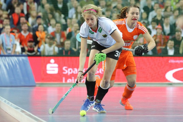 Lena Jacobi (#30, D) wird von Kiki Collot D'Escury (#14, NED) verfolgt. Foto: Jan Kaefer