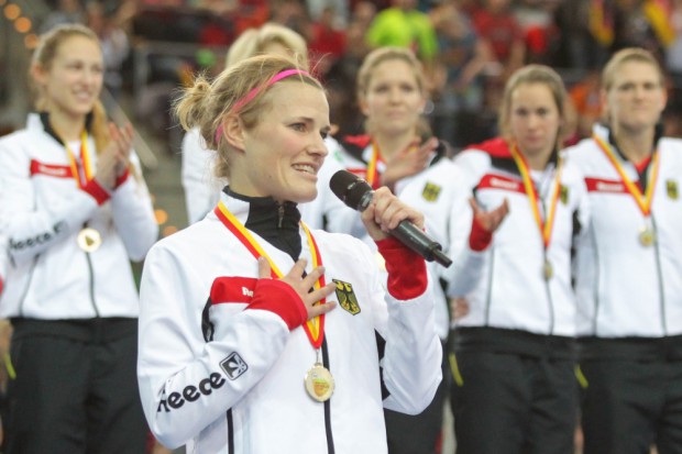 Worte, die von Herzen kamen: Kapitänin Katharina Otte bedankte sich im Namen der Mannschaft bei Publikum und Organisatoren. Foto: Jan Kaefer