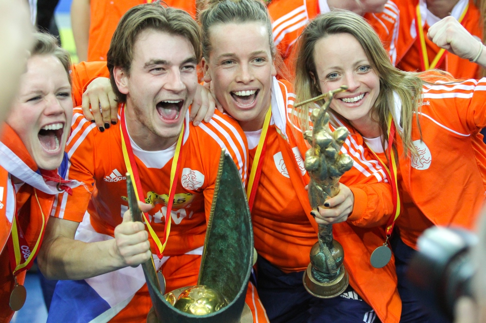 Gleich beide WM-Pokale gingen an die Hockey-Teams der Niederlande. Foto: Jan Kaefer