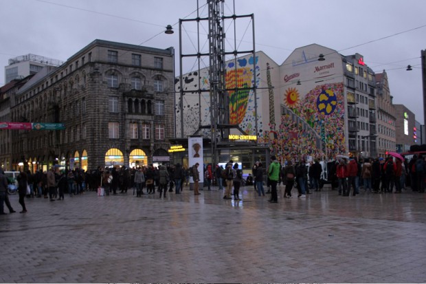 Auf dem Willy-Brand-Platz beginnen sich Gruppen zu versammeln. Foto: L-IZ.de