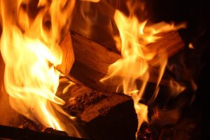 Feuer, ein altes Symbol für das Göttliche. Foto: Ernst-Ulrich Kneitschel