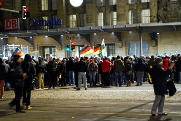 Ein letzter Gruße am Hauptbahnhof mit "Wir sind das Volk" und dann gings wieder nach Hause. Foto: L-IZ.de
