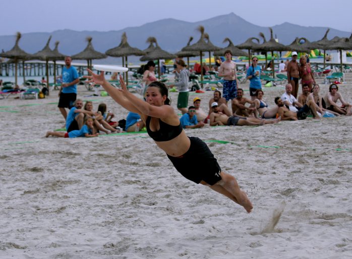 Im feinen Sand sorgen Hechtsprünge für gute Laune. Foto: Sebastian Beyer