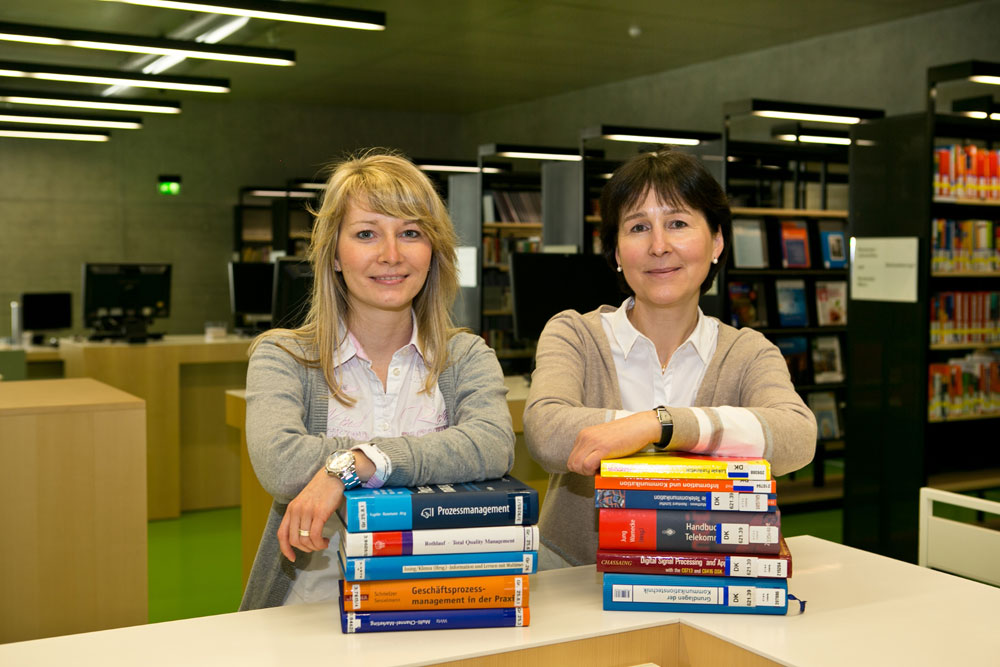 Hier werden Bücher zur gemeinsamen Sache: Anfang März wechseln die HfTL-Medienbestände aus den Händen von Janine Jendrizek (links) in den neuen Ausleihort, die Hochschulbibliothek der HTWK Leipzig. Dort erwartet Leiterin Astrid Schiemichen (rechts) einen Bestandszuwachs im fünfstelligen Bereich – und 1.000 neue Nutzer. Quelle: Torsten Büttner/HfTL