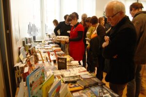 Gucken, was die anderen machen: Büchertisch der mitteldeutschen Verleger am 24. Februar im Haus des Buches. Foto: Ralf Julke