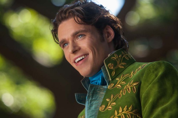 Richard Madden, bekannt aus "Game of Thrones", spielt den Märchenprinzen. Foto: Disney Enterprises, Inc.