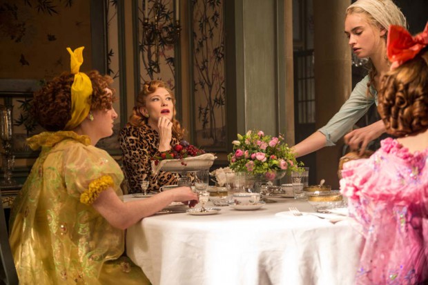 Cinderella (Lily James, rechts hinten) tischt Frühstück auf für ihre Stiefmutter (Cate Blanchett, zweite von links) und ihre Stiefschwestern Drisella (Sophie McShera, links) und Anastasia (Holliday Grainger, rechts vorne). Foto: Disney Enterprises, Inc.