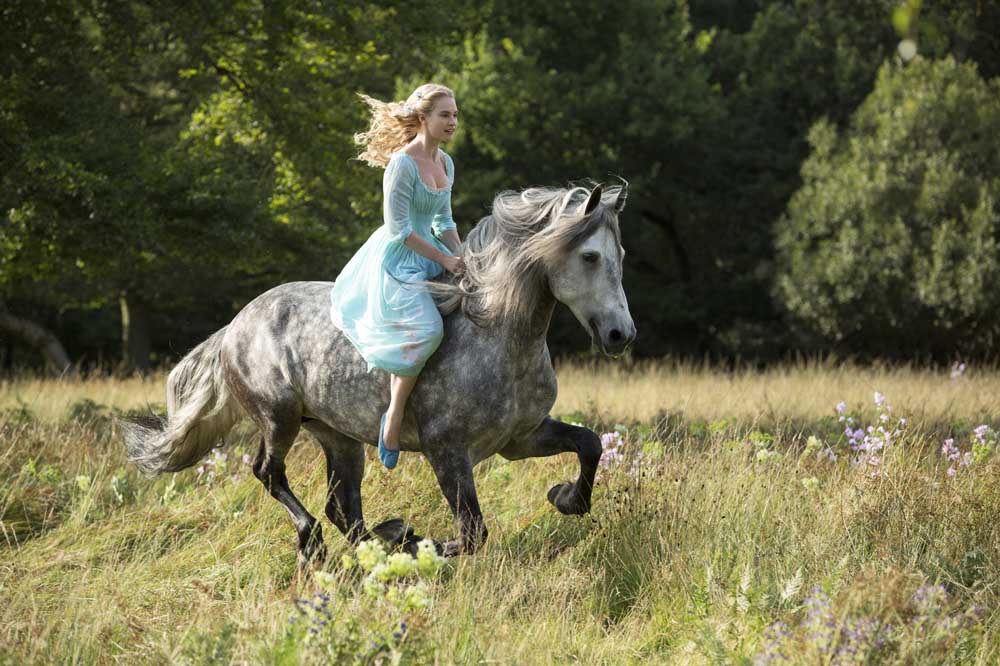 Darf Cinderella (Lily James) am Ende ihren Prinzen heiraten? Foto: Disney Enterprises, Inc.
