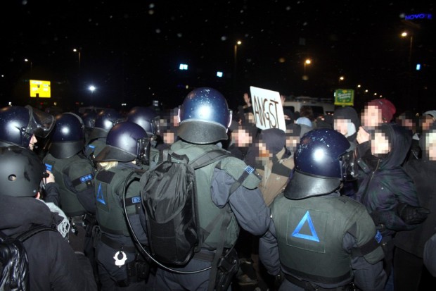 Die Gegendemonstranten am Leipziger Hauptbahnhof. Die Polizei schirmt beide Gruppen voreinander ab. Foto: L-IZ.de
