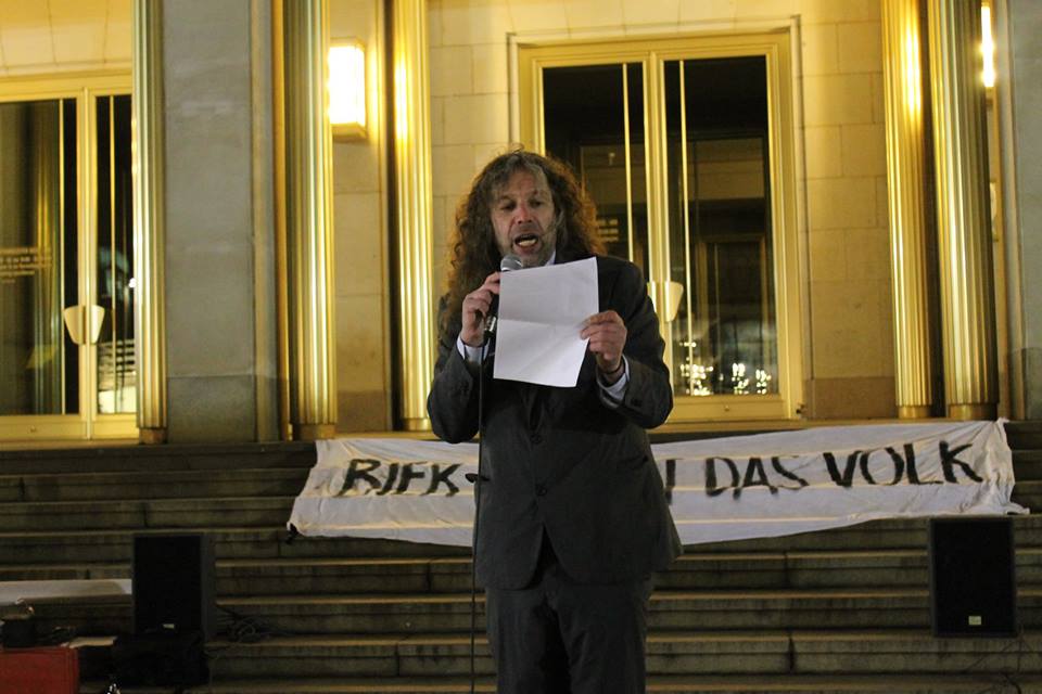 Thomas “Kuno” Kumbernuß hält bei der Demo am 2. Februar 2015eine mitreißende Ansprache an das Volk. Foto: Andreas Bernatschek