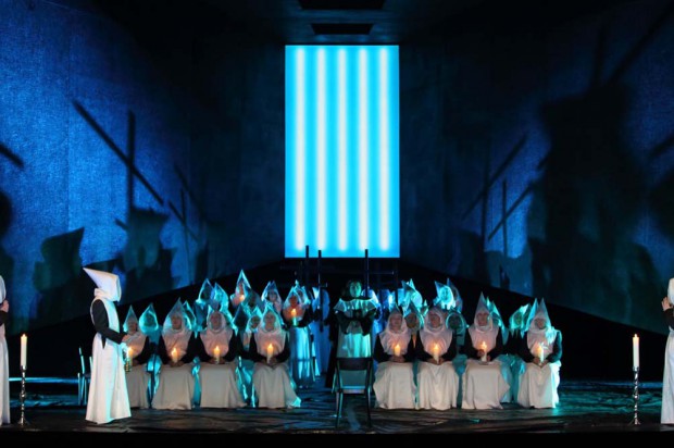 Das Bühnenbild symbolisiert die sich verdichtende Enge in Alvaros Psyche. Foto: Theater, Oper und Orchester GmbH Halle, Copyright by Uwe Köhn