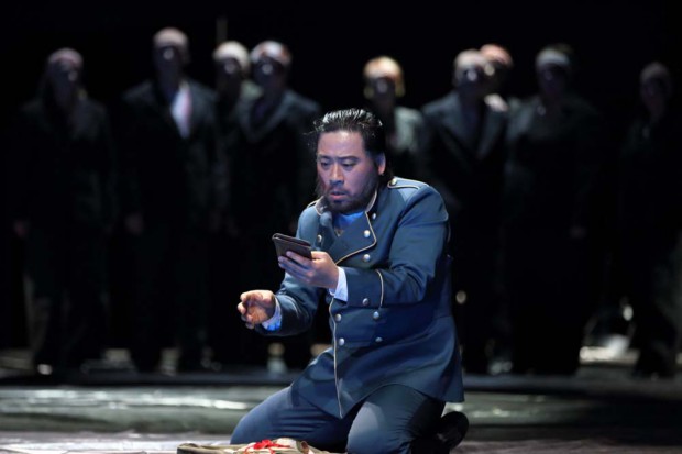 Carlo (Kwang-Keun Lee) möchte den Tod seines Vaters rächen. Foto: Theater, Oper und Orchester GmbH Halle, Copyright by Uwe Köhn