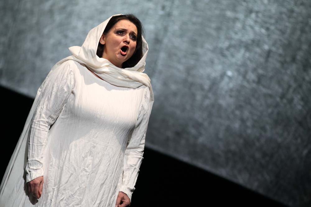 Leonora (Romelia Lichtenstein) wird in Verdis Oper zur tragischen Figur. Foto: Theater, Oper und Orchester GmbH Halle, Copyright by Uwe Köhn