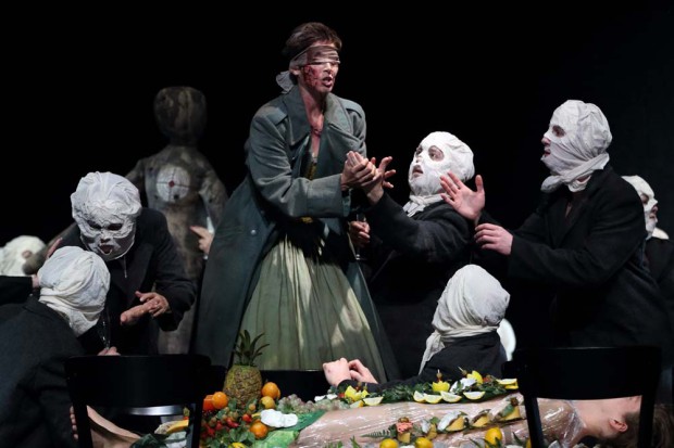 Bizarres Totenfest mit Preziosilla (Antigone Papoulkas). Foto: Theater, Oper und Orchester GmbH Halle, Copyright by Uwe Köhn.
