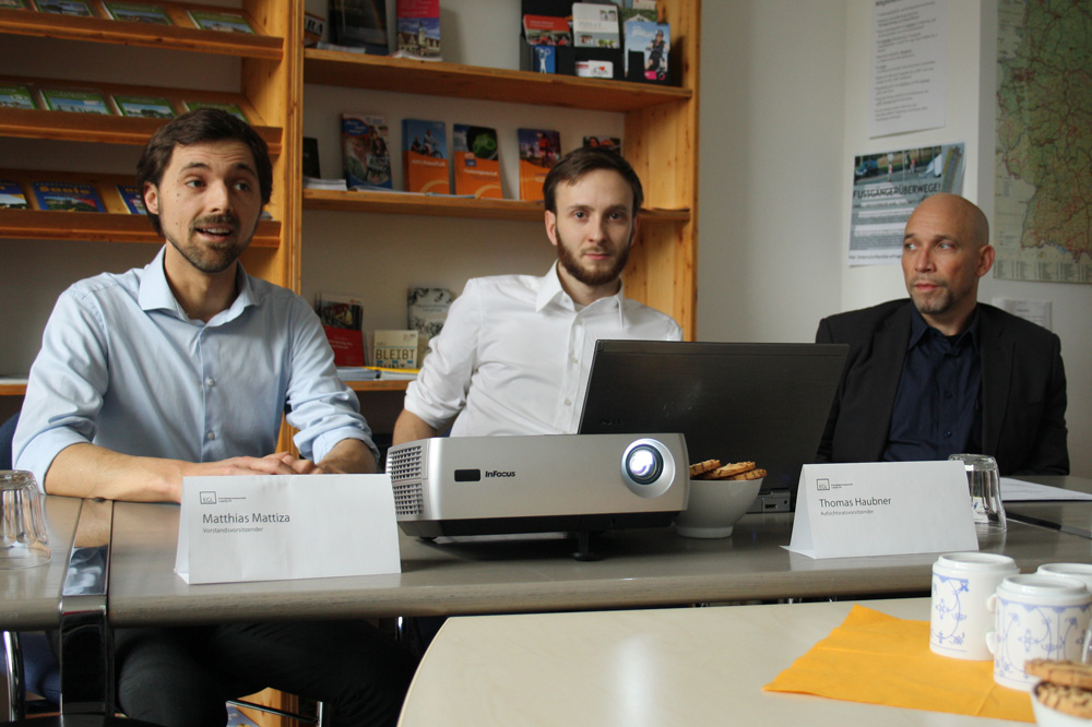 Matthias Mattiza und Thomas Haubner stellen die Energiegenossenschaft Leipzig vor, Dr. Enrico Hochmuth wirbt für die Genossenschaftsidee (v.l.n.r.). Foto: Ralf Julke