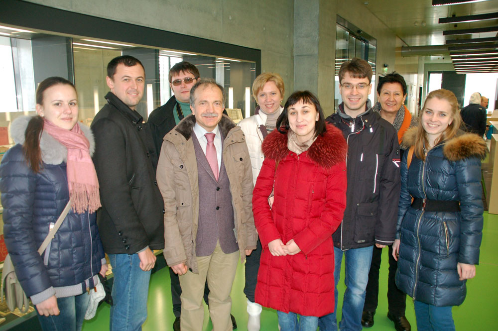 Stipendiaten der Partnerhochschule aus dem westrussischen Kursk mit ihren Betreuern in der Hochschulbibliothek der HTWK Leipzig. Quelle: HTWK Leipzig