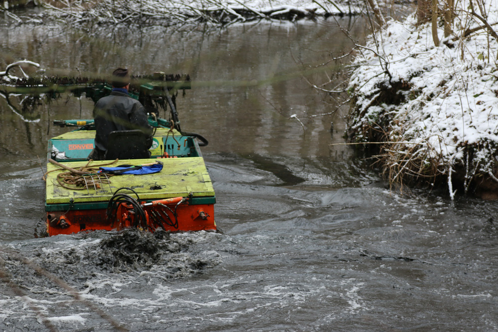 Nicht nur die Wasserpflanzen werden "geerntet", auch die Grabensohle wird aufgewühlt. Foto: Sächsischer Kanuverband, Falk Bruder