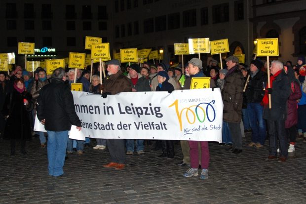 Frank Kimmerle vom Erich-Zeigner Haus teilt den Anwesenden mit, dass Legida abgesagt hat.