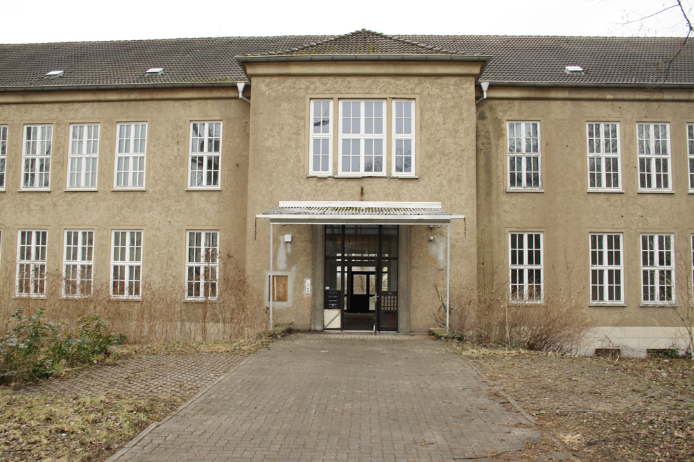 Eingangsportal zum einstigen Lehrlingswohnheim in der Friederikenstraße 37. Foto: Ralf Julke