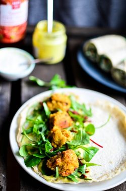 Galettes mit Linsenbällchen. Foto: Maike Klose